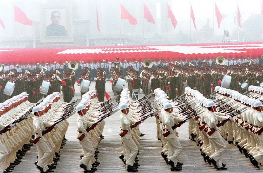 中國(guó)閱兵史上的霸氣瞬間，回顧1984年的閱兵盛況，中國(guó)閱兵史上的霸氣瞬間，回顧1984年閱兵盛況的震撼瞬間