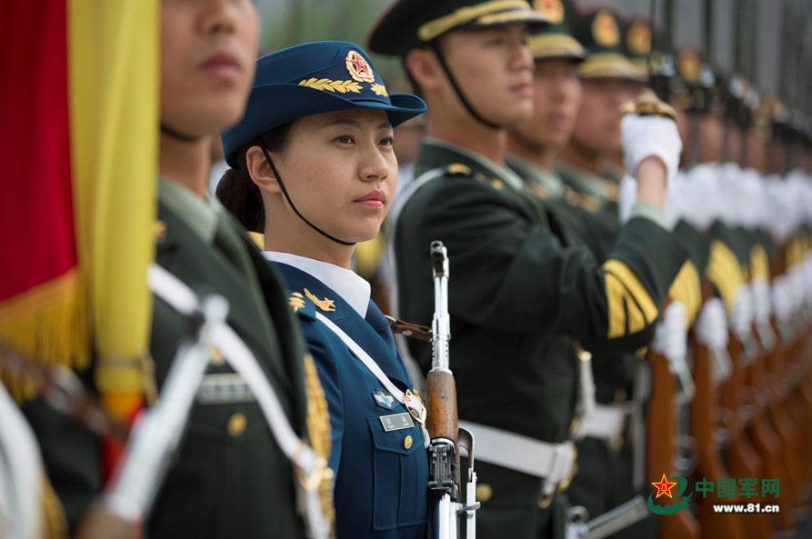 三軍儀仗隊女兵中隊，展現(xiàn)新時代巾幗英雄風(fēng)采，三軍儀仗隊女兵中隊，新時代巾幗英雄的風(fēng)采展現(xiàn)