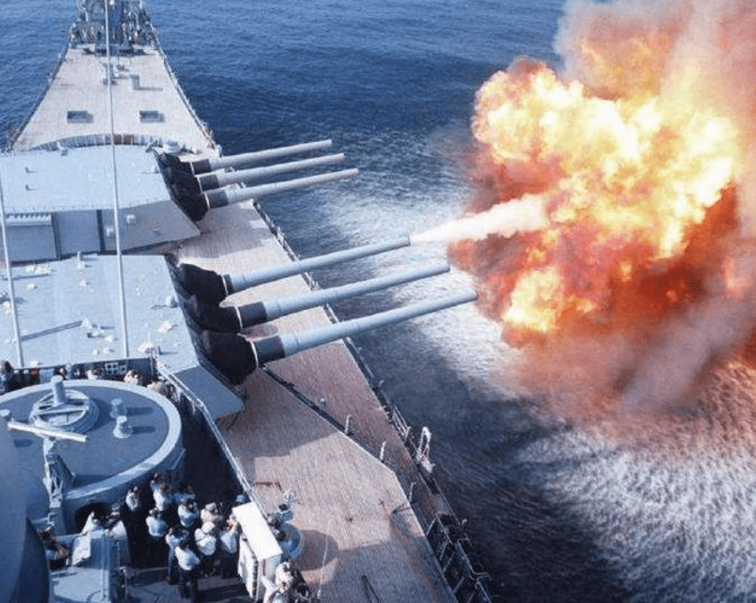 為什么岸炮打不過艦炮，深度解析背后的原因，岸炮與艦炮的較量，解析背后的原因與差異