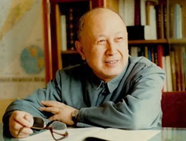 錢學(xué)森資料簡(jiǎn)介，中國航天之父的傳奇人生，中國航天之父錢學(xué)森，傳奇人生的簡(jiǎn)介