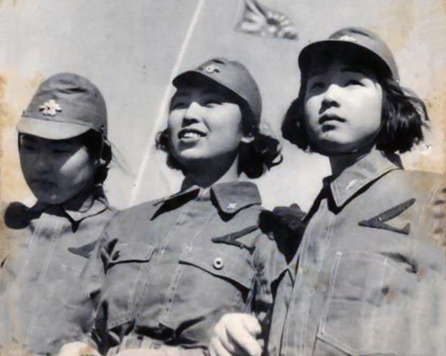 中國女兵敬禮圖片，展現(xiàn)力量與榮耀的象征，中國女兵敬禮，力量與榮耀的展現(xiàn)