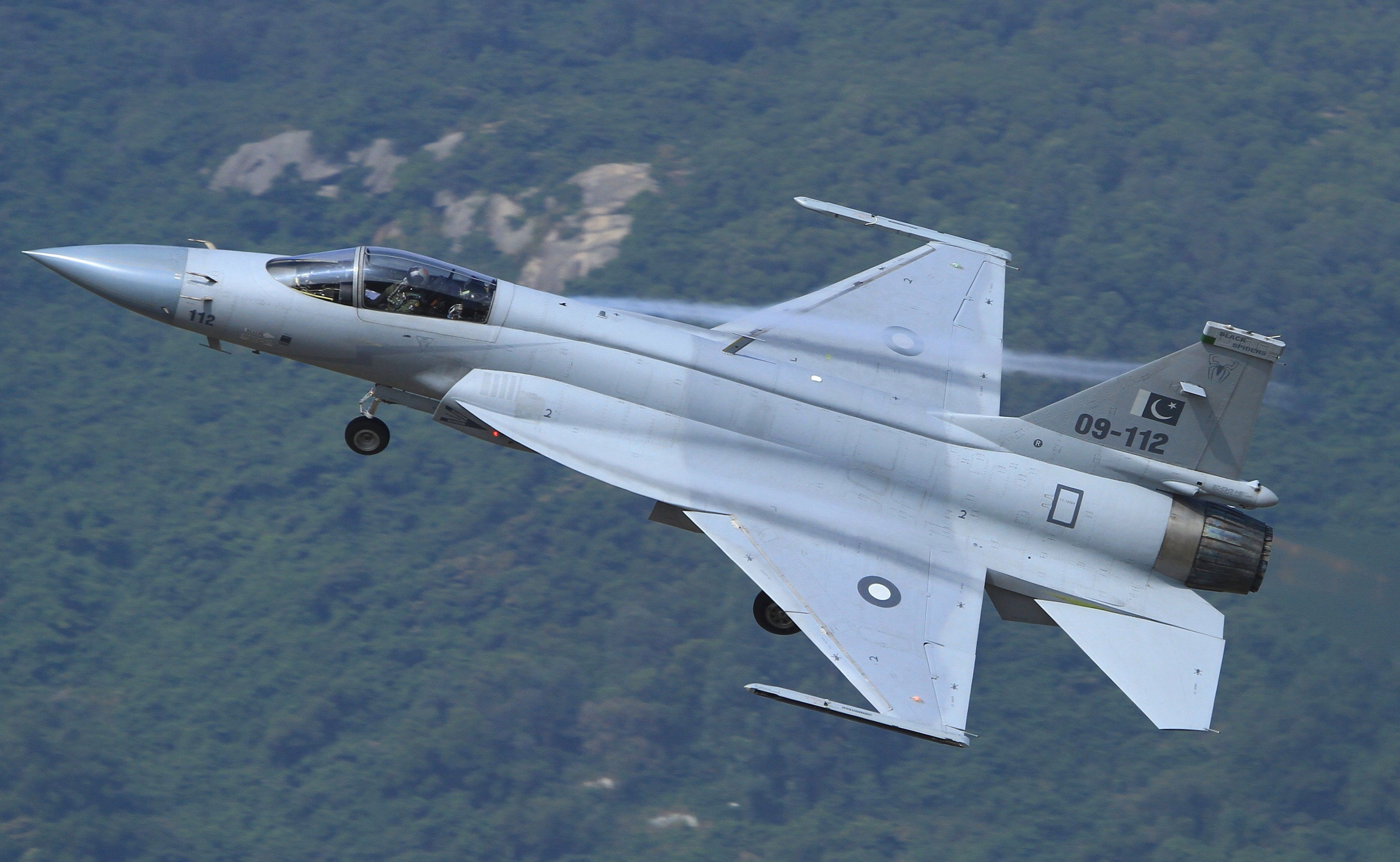 梟龍戰(zhàn)斗機(jī)圖片，展現(xiàn)中國空軍力量的驕傲，梟龍戰(zhàn)斗機(jī)風(fēng)采，中國空軍力量的驕傲圖片展示